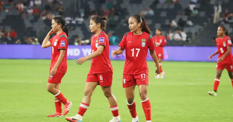 নারী ফুটবল দলের সদস্যরা